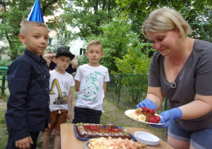 urodzinowy poczęstunek w ogrodzie przedszkolnym
