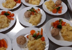 ziemniaczki, pulpecik, bukiet warzyw