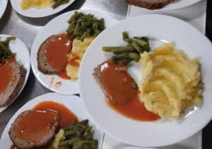 ziemniaczki, pieczeń rzymska w sosie, fasolka szparagowa
