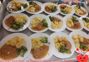 kluski sląskie, polędwiczki w sosie, brokuł