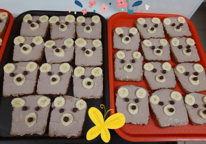 misiowe kanapeczki z serkiem czekoladowym i bananami