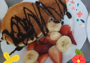 pancakes - puszyste naleśniczki z sosem czekoladowym