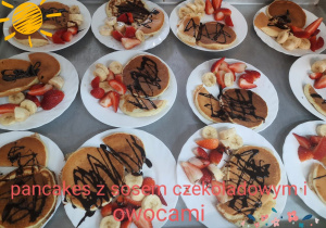 pancakes z sosem i owocami