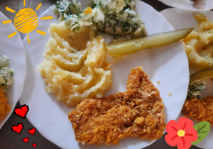 nuggetsy z ziemniakami i surówką
