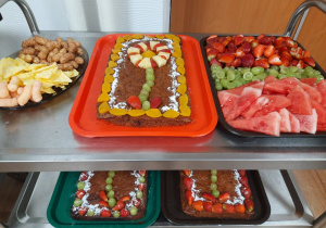 urodzinowe ciasto, owoce i chrupsy
