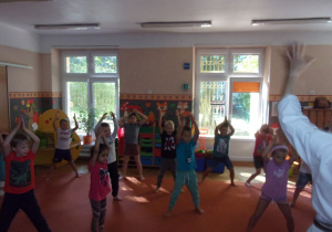 Juniorzy podczas zajęć karate