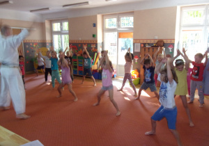 Juniorzy podczas zajęć karate
