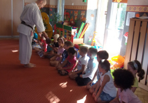 Juniorzy podczas zajęć karate
