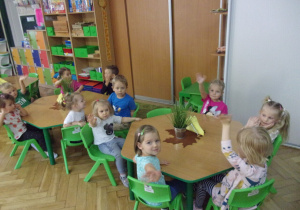 Tuptusie przy stoliczkach