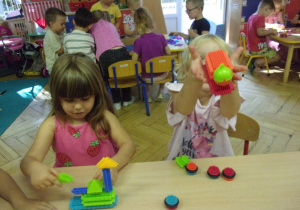dzieci bawią się klockami przy stoliku