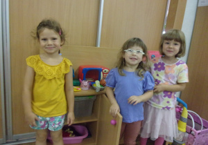 trzy dziewczynki w Smykach