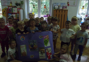 Smyki - zdjęcie grupowe z przygotowanym plakatem