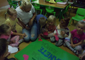 Tuptusie przygotowują plakat dotyczący Sprzątania Świata