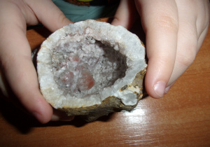 eksponat Muzeum Geologicznego w rękach dziecka