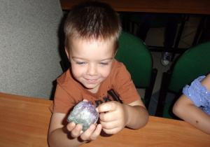 chłopiec ogląda eksponaty Muzeum Geologicznego