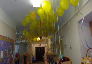 balony z helem dla dzieci w szatni przedszkolnej