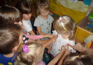 zabawy ruchowe na dywanie w Żaczkach z okazji Dnia Kropki