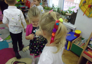dziewczynki w parach tańczą