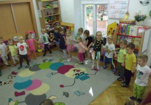 Smyki i Tuptusie w kole tańczą