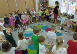 Smyki i Tuptusie w kole tańczą