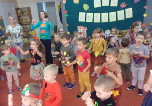 dzieci ze wszystkich grup wiekowych tańczą na sali gimnastycznej