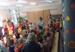dzieci tańczą w pociągach na Balu Jesieni