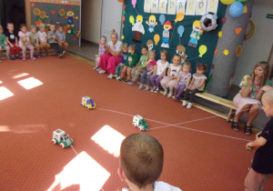 trzech chłopców bierze udział w konkursie z samochodami na sznurkach