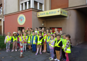 Juniorzy i Żaczki przed wejściem do Baśniowej Kawiarenki
