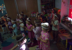 zabawa przy muzyce, przy tablicy interaktywnej