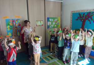 dzieci ustawione w rzędach