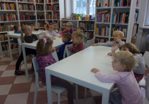 Smyki przy stoliczkach w bibliotece