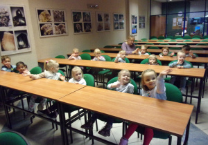 Tuptusie w ławkach podczas prezentacji dot. różnego rodzaju skamielin
