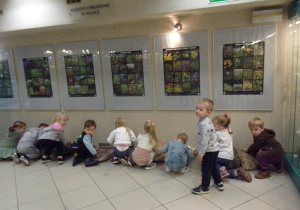 Tuptusie ustawione wokół skamieliny