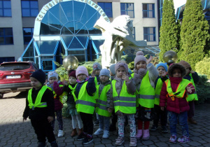 Tuptusie - zdjęcie grupowe przed Muzeum Geologicznym