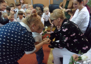 Tuptuś wręcza upominek