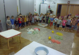 dzieci stoją na boso wokół zadań do wykonania