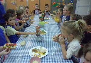 Żaczki jedzą wcześniej przygotowane zapiekanki