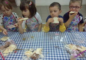 Żaczki jedzą lody