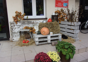 dekoracja przed Centrum Zajęć Pozaszkolnych nr 1 w Łodzi