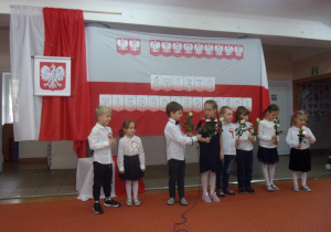 JUniorzy recytują wiersze w odświętnych strojach