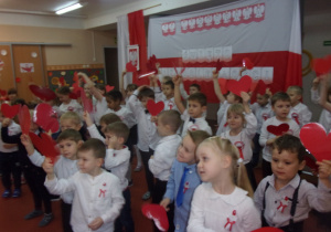 dzieci ze wszystkich grup wiekowych z serduszkami w rękach