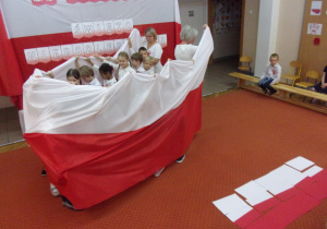 Juniorzy trzymają flagę Polski