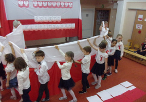 Juniorzy trzymają flagę Polski