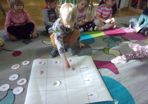 Smyki segregują obrazki wg kryterium wielkości