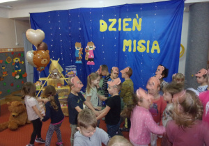 zabawa taneczna na sali gimnastycznej z okazji Dnia Misia