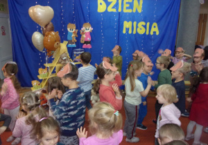 zabawa taneczna na sali gimnastycznej z okazji Dnia Misia