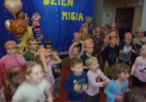 zabawa taneczna na sali gimnastycznej z okazji Dnia Misia