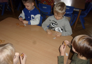 dzieci odczytują ciasteczkową wróżbę