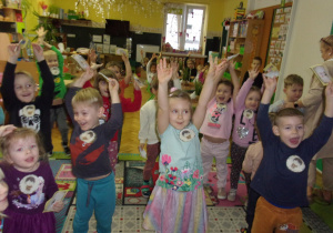 dzieci z rękoma uniesionymi do góry