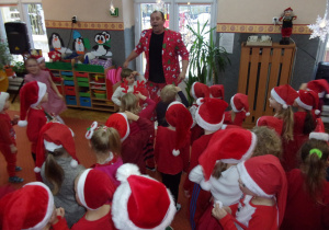 wspólne zabawy na sali gimnastycznej